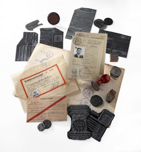 Matériel de fabrication de faux papiers © Photo Pierre Verrier - Collection du CHRD, Ar. 500