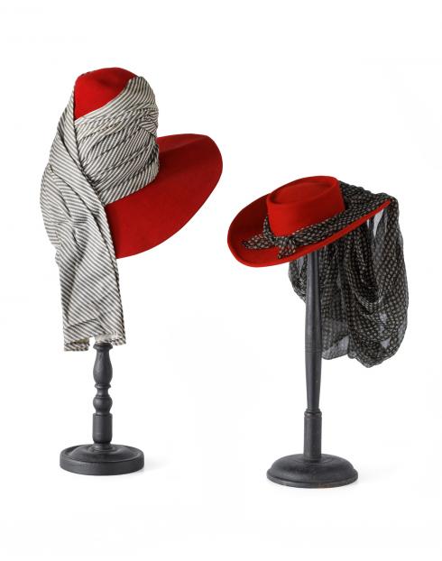 Chapeau de Gilbert Orcel, vers 1940-1941, et Chapeau, 1943-1944 - Collections du Musée Galliera de Paris, N° Inv. GAL 1958.65.11, don de Madame Leclerc et N° Inv. GAL 1998.115.4 © Pierre Verrier