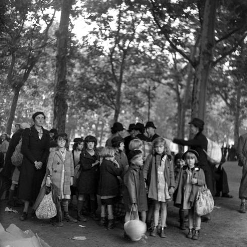 Groupe d’enfants sur la route de l’exode, Lyon, juin 1940 par © Émile Rougé, collection Simone Ordan