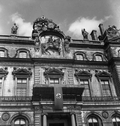 Émile Rougé, Croix gammée sur l'Hôtel de Ville de Lyon, 1940 © Ordan-Rougé - Émile Rougé