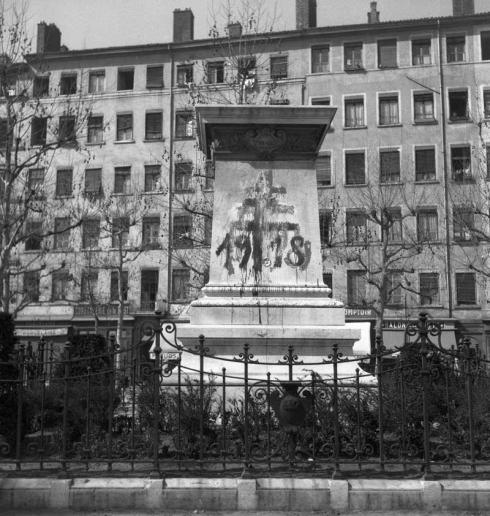 Émile Rougé, Graffiti sur la statue Jacquard à la Croix-Rousse, 1940 © Photo Émile Rougé - Collection Ordan-Rougé