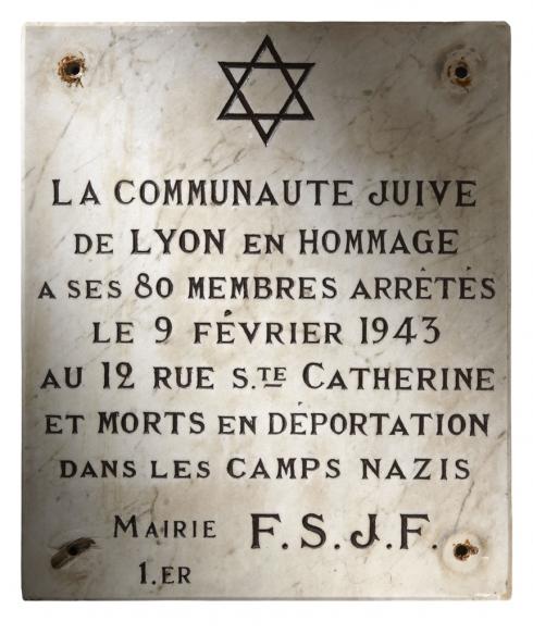 Plaque commémorative de la Rafle Rue Sainte Catherine à Lyon © Photo et collection du CHRD
