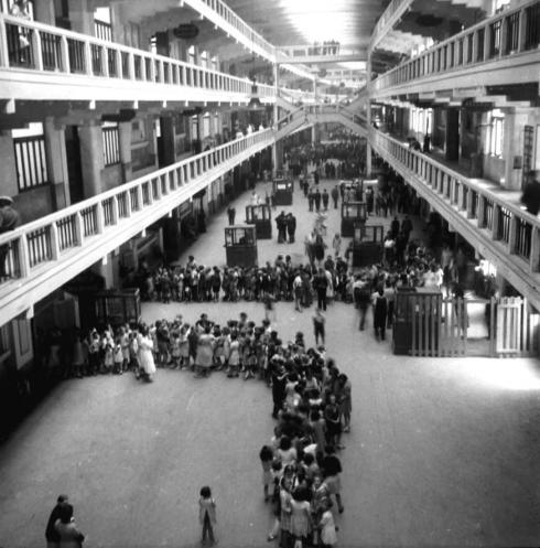 Charles Bobenrieth (1885-1966), Accueil des réfugiés au Palais de la Foire de Lyon, 1940 © Photo Charles Bobenrieth, Droits Réservés - Collection Nouvellet-Dugelay / BGA Permezel