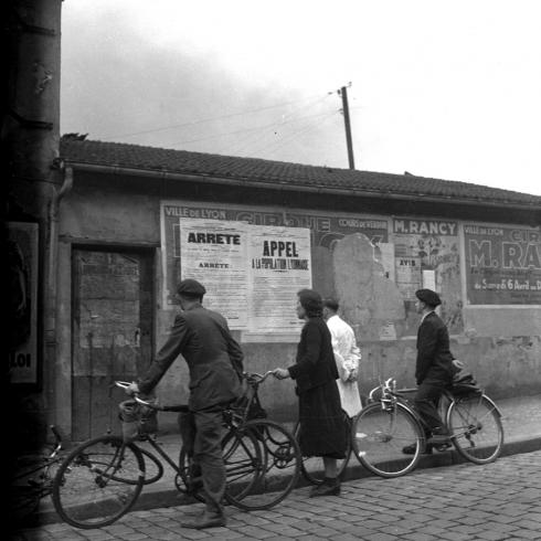 Émile Rougé, passants arrêtés pour lire deux affichages à Lyon, juin 1940 