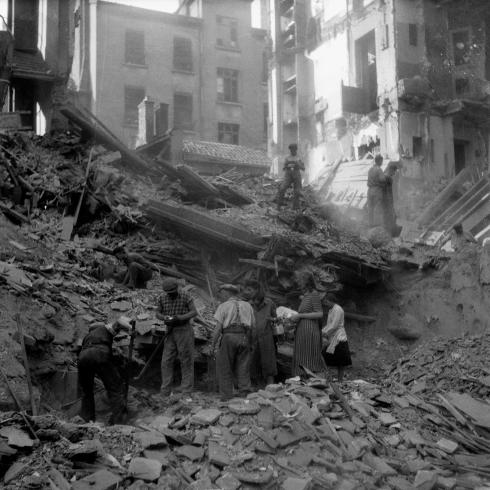 Des civils constatent le bombardement de Jean Macé 