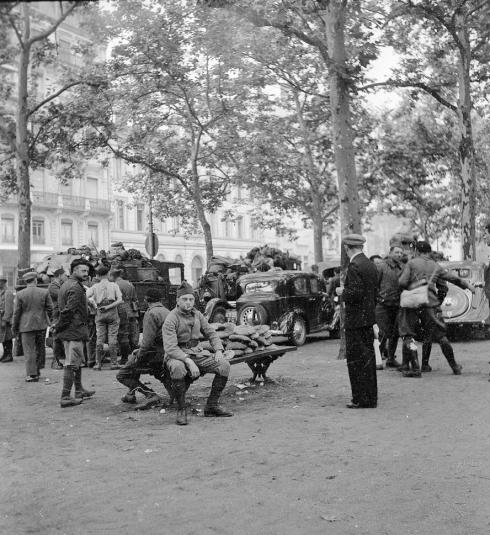 Des civils et des soldats attendent sur la place lors du debacle en 1940