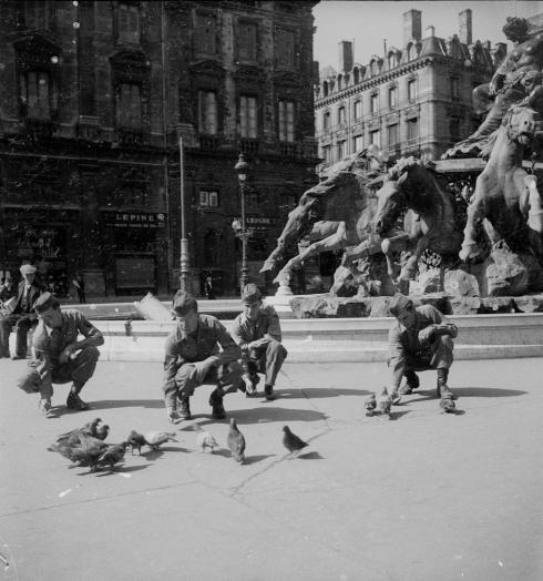 Des soldats américains sur la place des Terreaux à Lyon 