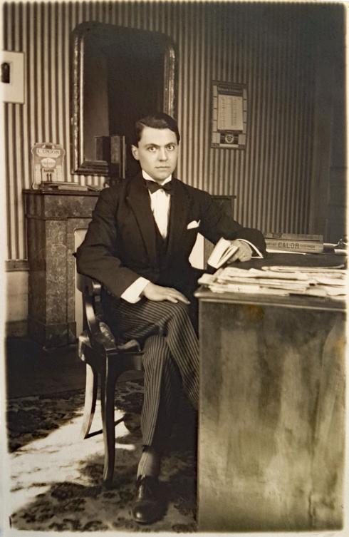 Jean Moulin à son bureau de la sous-préfecture d'Albertville, 11 juin 1927