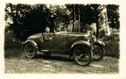 Jean Moulin en Savoie avec sa 1ère auto, Amilcar rouge, 1926-1928