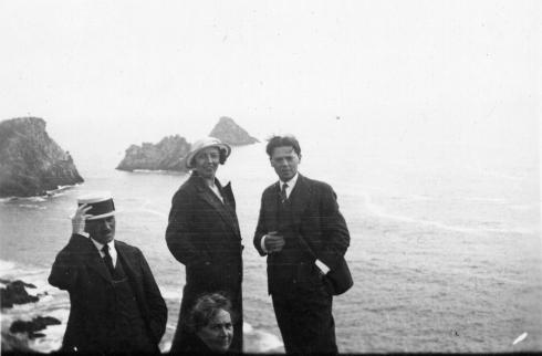 Jean Moulin, ses parents et sa sœur, à la pointe de Penhir dans la presqu'île de Crozon, années trente