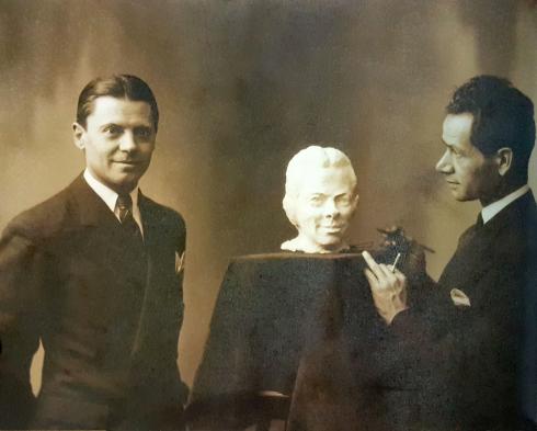 Augustin Tuset, médecin et sculpteur à ses heures, réalise le buste de Jean Moulin, son ami et le parrain d'un de ses fils. 1930 - 1933