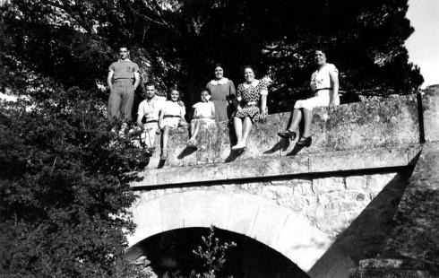 / Jean Moulin avec ses cousines et cousins dans les Alpilles, vers 1937