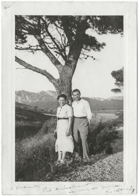Laure et Jean Moulin dans les Alpilles, non loin d'Eygalières, été 1938