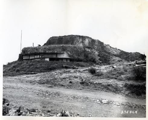 Un des postes d’observation allemands faisant partie des fortifications allemandes, à Equeuerdreville, Manche.