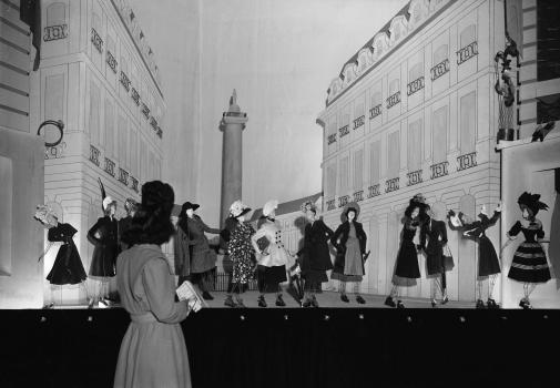 Plaquette Le théâtre de la mode, 1945 - © Paris, chambre syndicale de la couture parisienne