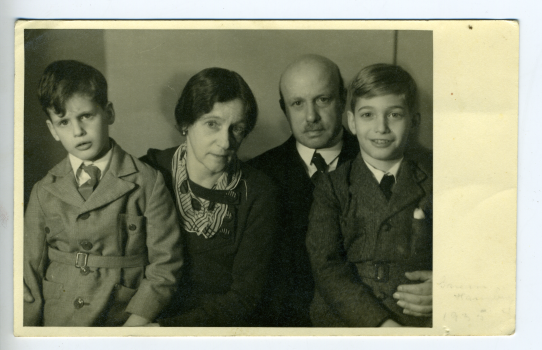 Arthur Goldschmidt, son épouse Catharina et leurs fils, Jürgen (Georges-Arthur) et Erich, 1935 - © Droits Réservés