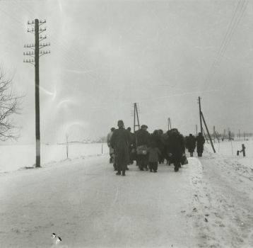 Convoi de détenus juifs marchant dans la neige de la gare ferroviaire de Bauschowitz jusqu'à Theresienstadt, 1942 - © Collection Jewish Museum of Prague