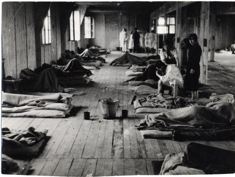 Internés couchés à même le sol dans des baraques du ghetto de Theresienstadt, entre 1941 et 1945 - © YIVO Institute for Jewish Research, New York