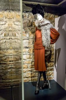 Robe de jersey de soie terre cuite par Yves-Saint Laurent, Collection Haute couture, printemps-été 1971 - Collection de AROYSL, N° Inv. HC71E028R ©Laurent Vella