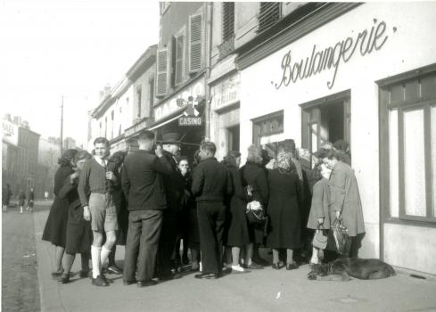 File d’attente devant une boulangerie, place Jules Guesde, Lyon par © Émile Rougé - CHRD Lyon, collection Ordan-Rougé