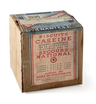 Boîte de biscuits caséinés et almanach 1943 - Collection Bernard Le Marec © Pierre Verrier