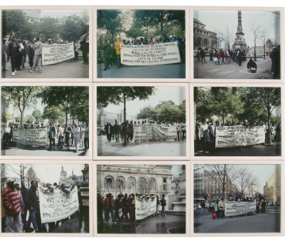 "Manifestations du Collectif de sans-papiers de la Maison des Ensembles" de © Bruno Serralongue, 2001-2003 - Collection du Musée national de l’histoire de l’immigration de Paris.