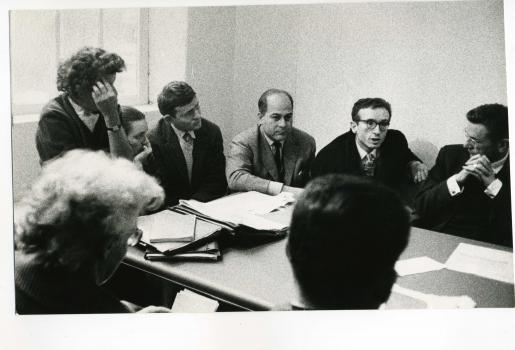 Pierre Vidal-Naquet avec, à sa gauche, Jacques Panijel lors d’un comité en lien avec la guerre d’Algérie - © Collection privée