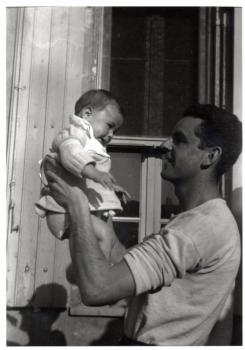 Jean-Pierre en 1941 avec sa fille Claude née quelques mois avant - © Collection privée - Droits Réservés