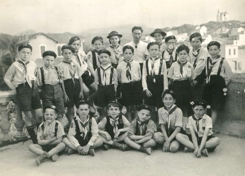 Pierre Vidal-Naquet (debout à droite) au scoutisme, début 1941 - © Collection privée -  Droits Réservés