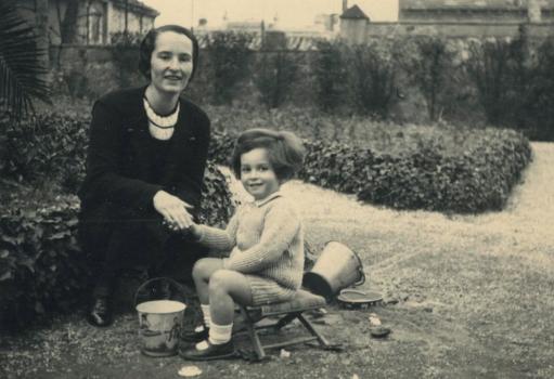 Pierre Vidal-Naquet avec sa mère « Margot », en 1933, probablement à Paris. 