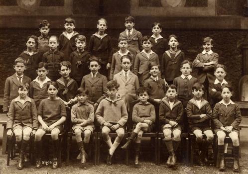 Photo de classe de Jean-Pierre Vernant, vers 1922, en 8e, au Lycée Carnot (au premier rang, la jambe gauche croisée sur la jambe droite) - © Collection privée - Droits Réservés