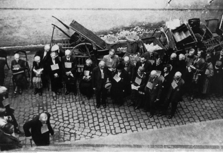 Juifs allemands portant des pièces de tissu identificatrices avant leur déportation vers Theresienstadt, Wiesbaden (Allemagne), août 1942 - © Bildarchiv Preussischer Kulturbesitz
