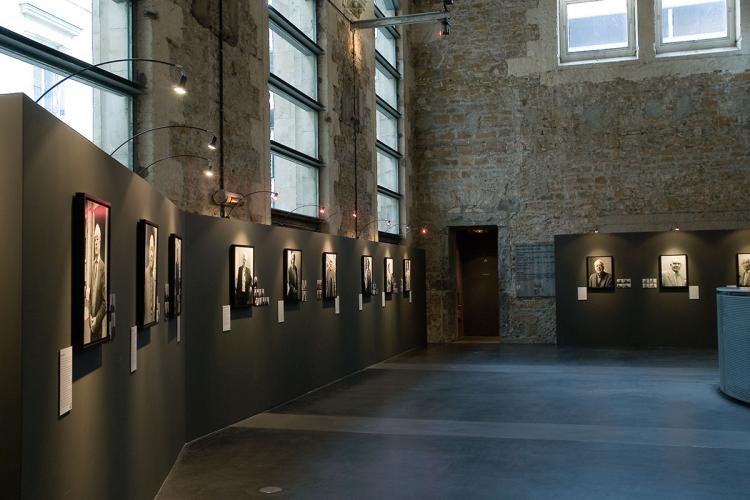 Exposition " Visages (du centre) d'histoire. Portraits de témoins par Frédéric Bellay" en 2009 au CHRD - © CHRD Lyon