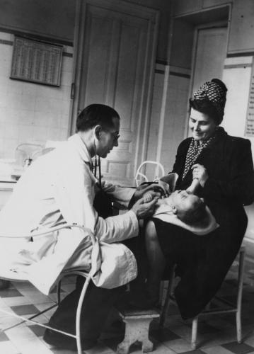 Consultation médicale, Comité commun pour l’hygiène de l’enfance, 1943 de © Sylvestre - Collection des Archives départementales du Rhône, N° Inv. 182W248