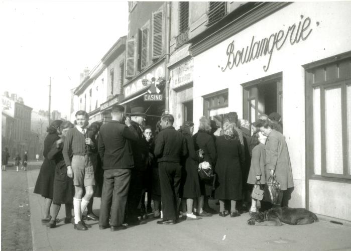 File d’attente devant une boulangerie, place Jules Guesde, Lyon par © Émile Rougé - CHRD Lyon, collection Ordan-Rougé