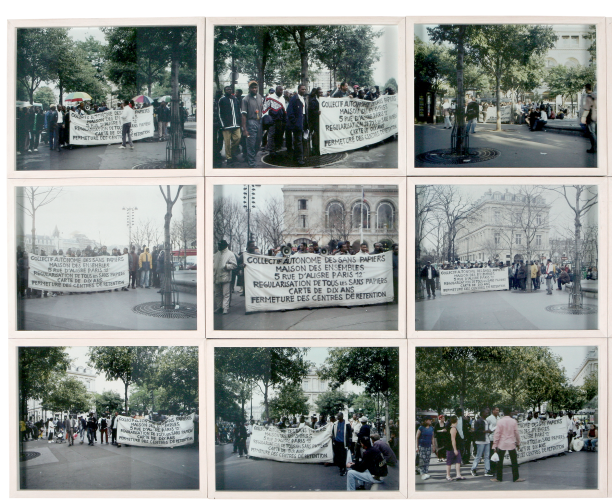 "Manifestations du Collectif de sans-papiers de la Maison des Ensembles" de © Bruno Serralongue, 2001-2003 - Collection du Musée national de l’histoire de l’immigration de Paris.