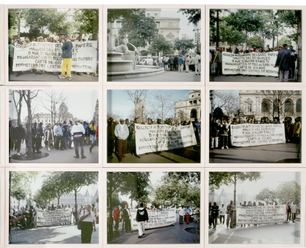 "Manifestations du Collectif de sans-papiers de la Maison des Ensembles" de © Bruno Serralongue, 2001-2003 - Collection du Musée national de l’histoire de l’immigration de Paris.