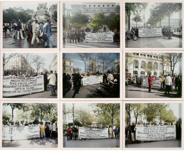 "Manifestations du Collectif de sans-papiers de la Maison des Ensembles" de © Bruno Serralongue, 2001-2003 - Collection du Musée national de l’histoire de l’immigration de Paris.