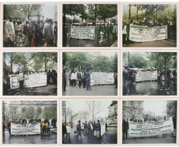 "Manifestations du Collectif de sans-papiers de la Maison des Ensembles" de © Bruno Serralongue, 2001-2003 - Collection du Musée national de l’histoire de l’immigration de Paris.