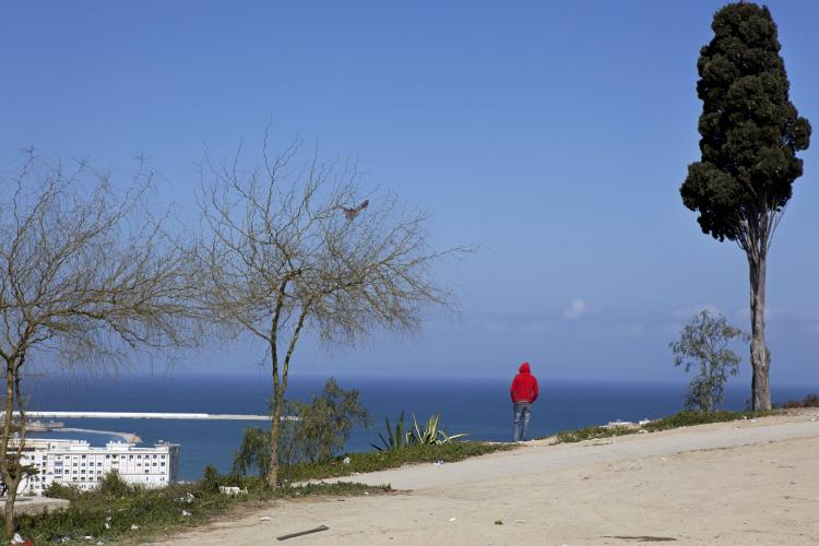 "Jeune Marocain regardant vers l’Espagne, Tanger" de © Patrick Zachmann, 2012 - Collection Magnum Photos