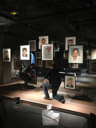 Montage de l'exposition "Visages. Portrait des collections du CHRD" présentée au CHRD du 27 janvier au 18 septembre 2022 © Photo CHRD Lyon, 2022