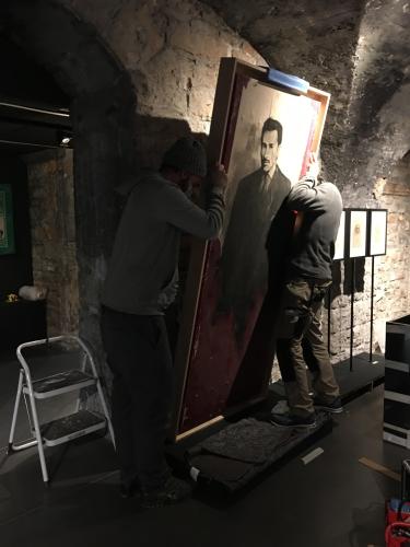 Montage de l'exposition "Visages. Portrait des collections du CHRD" présentée au CHRD du 27 janvier au 18 septembre 2022 © Photo CHRD Lyon, 2022