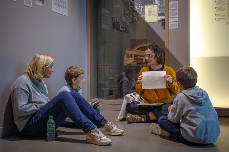 Visite pour les enfants dans l'exposition permanente