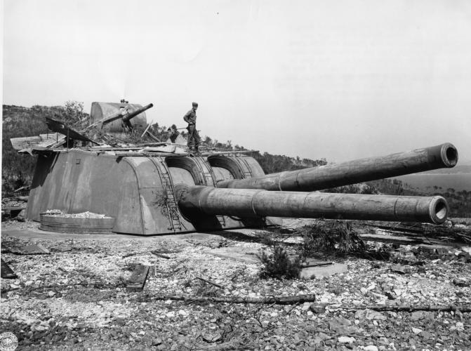 Canons de fabrication française (calibre 239 mm) saisis par les troupes américaines dans l’enceinte du fort de Janas, Toulon