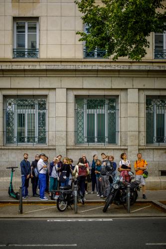 Parcours urbain 𝗗𝗲𝘀𝘁𝗿𝘂𝗰𝘁𝗶𝗼𝗻 𝗲𝘁 𝗿𝗲𝗰𝗼𝗻𝘀𝘁𝗿𝘂𝗰𝘁𝗶𝗼𝗻 : 𝗹𝗲 𝗯𝗼𝗺𝗯𝗮𝗿𝗱𝗲𝗺𝗲𝗻𝘁 𝗱𝘂 𝟮𝟲 𝗺𝗮𝗶 𝟭𝟵𝟰𝟰
