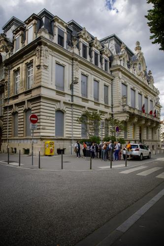 Parcours urbain 𝗗𝗲𝘀𝘁𝗿𝘂𝗰𝘁𝗶𝗼𝗻 𝗲𝘁 𝗿𝗲𝗰𝗼𝗻𝘀𝘁𝗿𝘂𝗰𝘁𝗶𝗼𝗻 : 𝗹𝗲 𝗯𝗼𝗺𝗯𝗮𝗿𝗱𝗲𝗺𝗲𝗻𝘁 𝗱𝘂 𝟮𝟲 𝗺𝗮𝗶 𝟭𝟵𝟰𝟰
