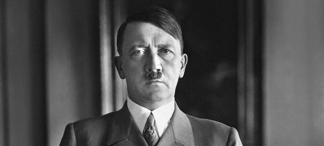 1938_portrait_photograph_of_Adolf_Hitler