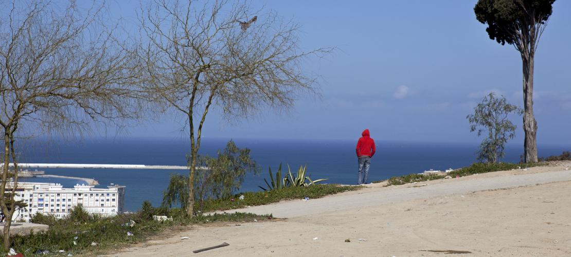 "Jeune Marocain regardant vers l’Espagne, Tanger" de © Patrick Zachmann, 2012 - Collection Magnum Photos