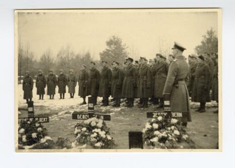 Cérémonie du 11 novembre au Stalag VI A – Collection du © CHRD, fonds Aimé Guyat, N° Inv. Ar. 1809