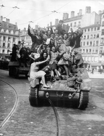 3 septembre, les premiers chars de la 1rer DFL du général Brosset  arrivent place des Terreaux